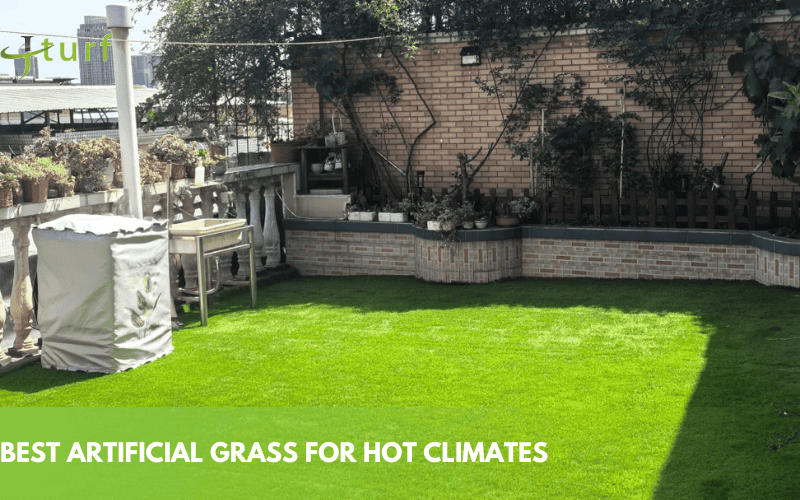 Cómo elegir el mejor césped artificial para cada uso 4 Césped artificial en un jardín en la azotea en un clima cálido con pared de ladrillo