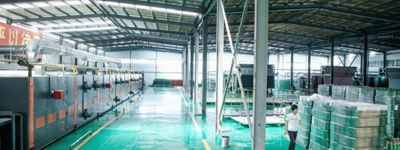 Somos líderes mundiales en soluciones de césped artificial 42 Taller de fabricación de césped artificial con máquinas y rollos apilados