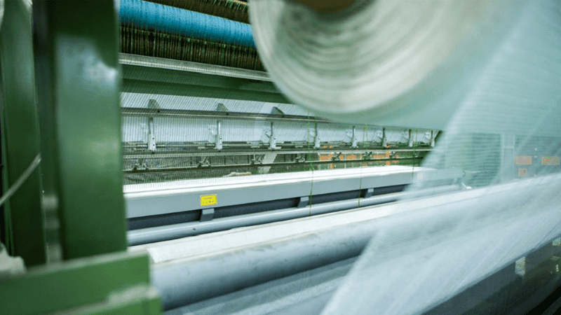 Somos líderes mundiales en soluciones de césped artificial 47 Máquina de tejido de césped artificial que produce rollos de césped sintético