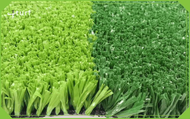 Muestra de césped artificial con estructura de hilo fibrilado en patrón dividido verde claro y oscuro