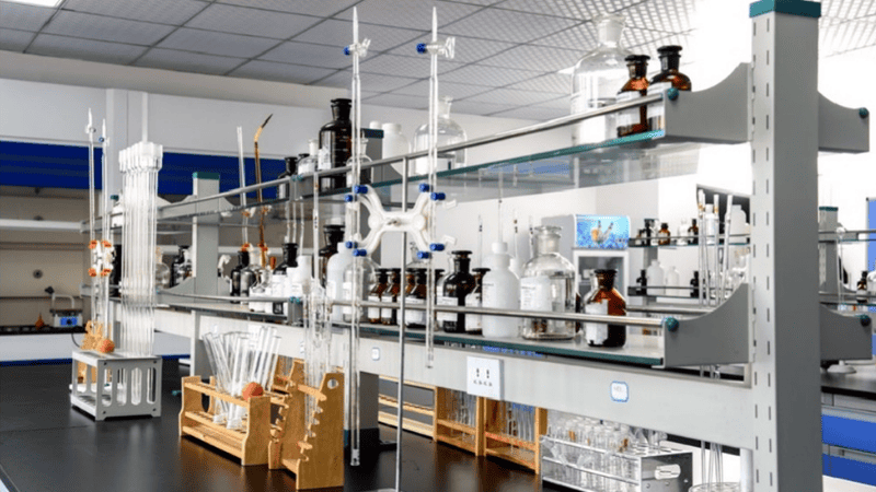 Somos líderes mundiales en soluciones de césped artificial 50 Laboratorio químico con cristalería y reactivos para ensayos de materiales de césped artificial.