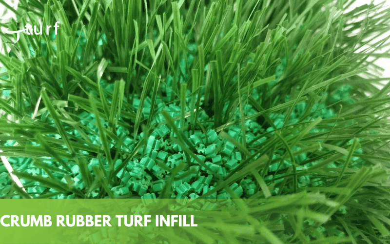 Tipos de césped artificial y cómo elegir el adecuado 1 Primer plano del relleno de caucho granulado verde en hojas de césped artificial