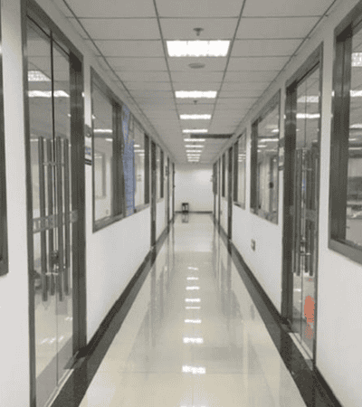Somos líderes mundiales en soluciones de césped artificial 49 Pasillo en el edificio de laboratorio de I+D y ensayos de césped artificial