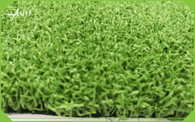 Césped artificial de polipropileno con textura densa y rizada para paisajismo multiusos.