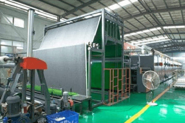 Somos líderes mundiales en soluciones de césped artificial 39 Máquina de fabricación textil que produce rollos de césped artificial verde.