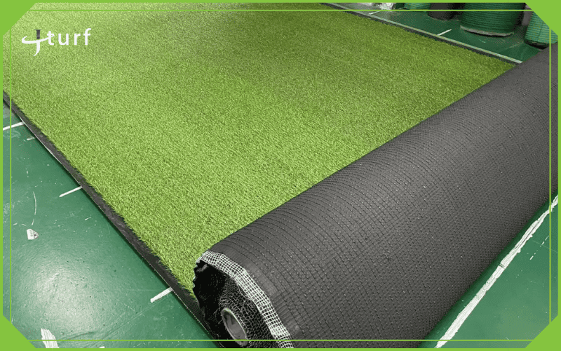 Rollo de césped artificial colocado en el suelo de la fábrica para control de calidad y embalaje.