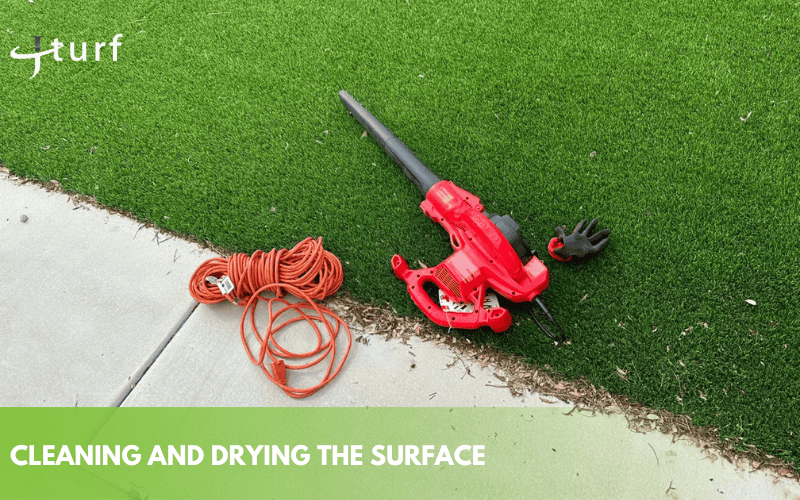 ¿Se puede pintar el césped artificial? Una guía completa sobre lo que funciona 1 Soplador eléctrico rojo y cable sobre césped artificial para limpieza de superficies