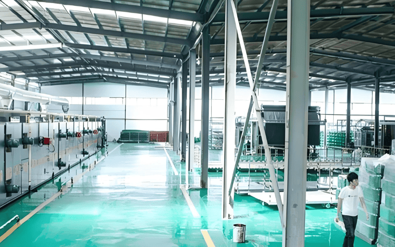 Somos líderes mundiales en soluciones de césped artificial 39 Taller de fabricación de césped artificial con máquinas y rollos apilados
