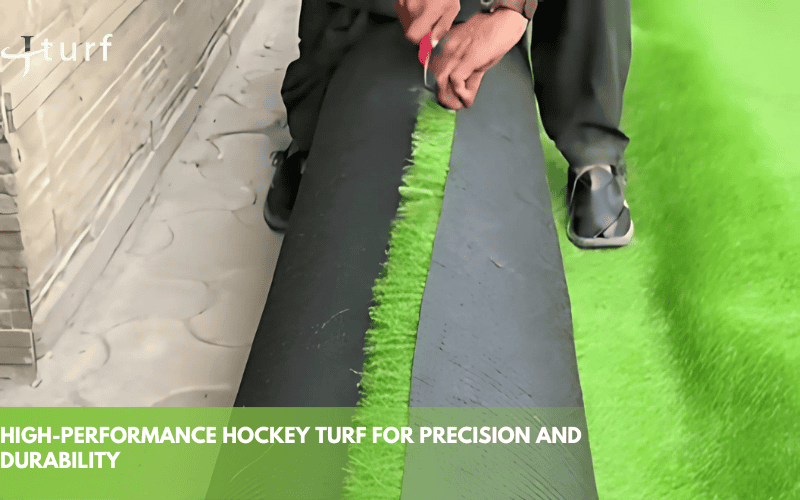 Corte de césped artificial para su instalación en un campo deportivo.