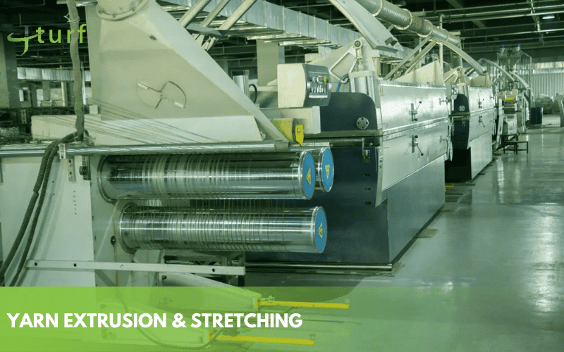 Equipos de extrusión y estiramiento que producen hilo de césped para césped sintético.
