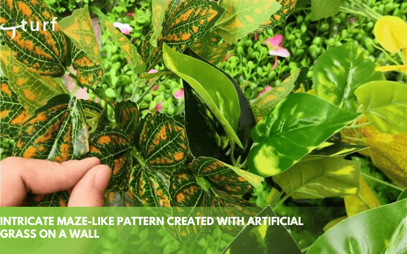 Patrón intrincado tipo laberinto creado con césped artificial en una pared.