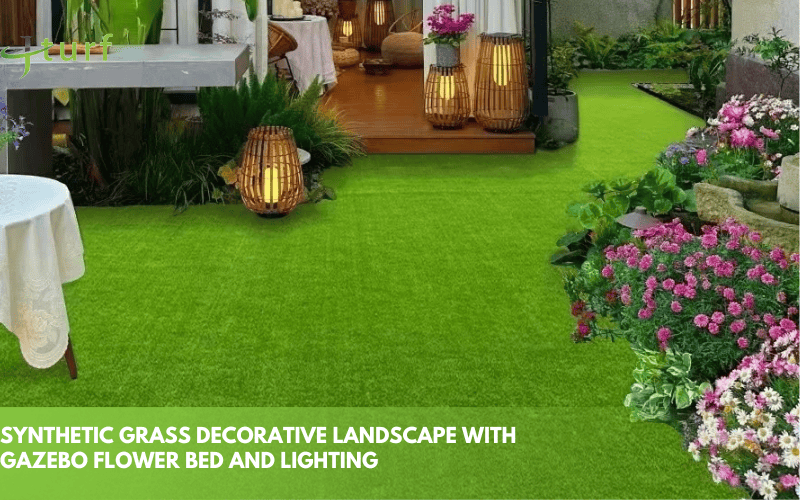 46 ideas inspiradoras de césped artificial para transformar tu espacio exterior Paisaje decorativo de césped sintético con cenador, parterre de flores e iluminación.