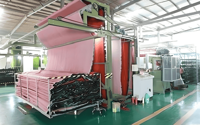 Somos líderes mundiales en soluciones de césped artificial 41 Máquina de fabricación textil que produce rollos de césped artificial verde.