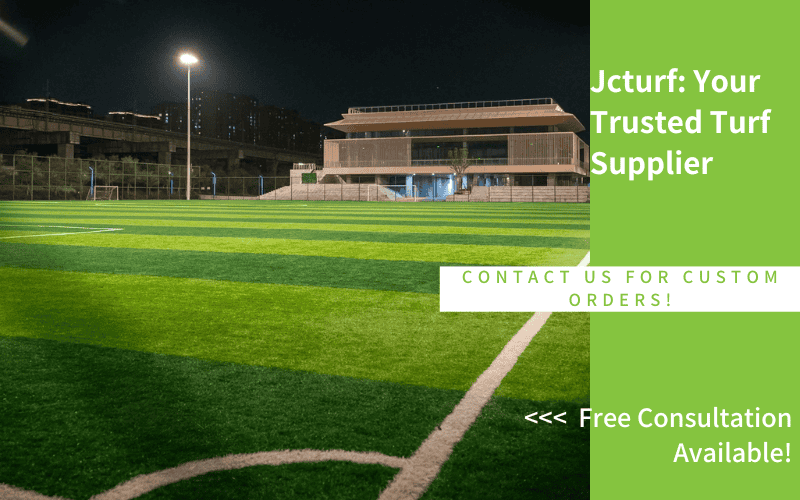 Campo de fútbol de césped bajo las luces del estadio por la noche