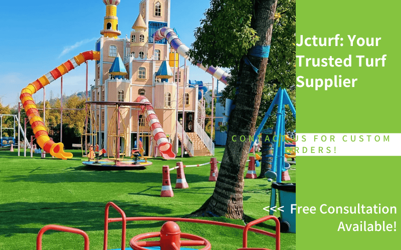 Parque infantil colorido con superficie de césped artificial y toboganes con temática de castillo