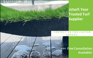 Un primer plano de césped artificial sobre un borde negro, con gotas de agua sobre una superficie de madera y un texto promocional al lado.
