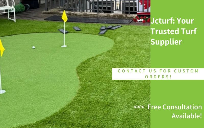 Un putting green con dos banderas y una zona de césped bien cuidada, rodeado por un patio y asientos.